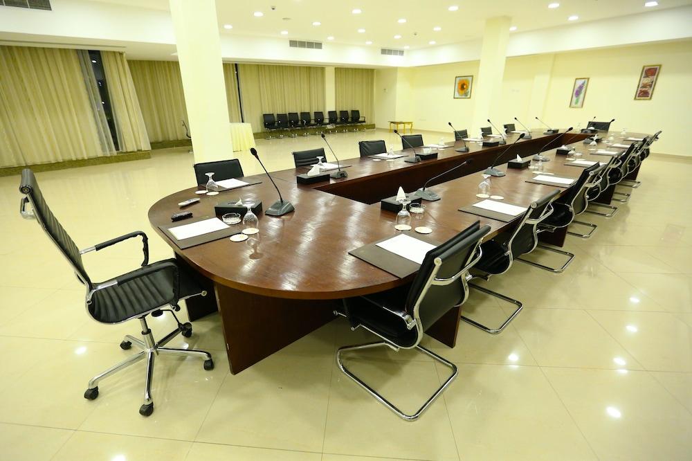 Tolip El Narges Hotell Kairo Exteriör bild The conference room of the National Assembly