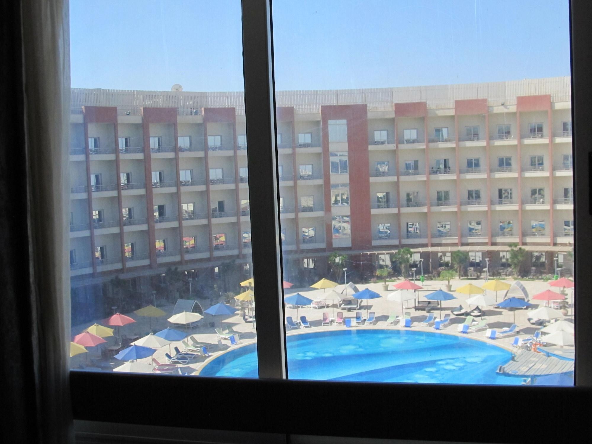 Tolip El Narges Hotell Kairo Exteriör bild View of the pool from a hotel room