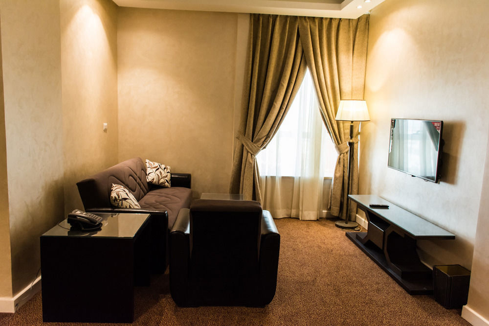 Tolip El Narges Hotell Kairo Exteriör bild A living room in a hotel suite