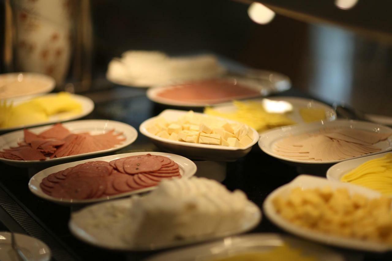 Tolip El Narges Hotell Kairo Exteriör bild A selection of cold cuts