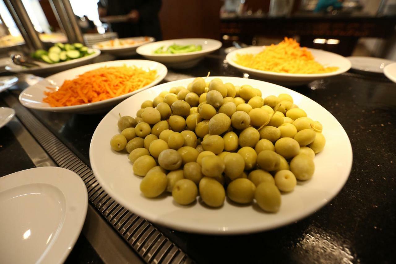 Tolip El Narges Hotell Kairo Exteriör bild A plate of green olives